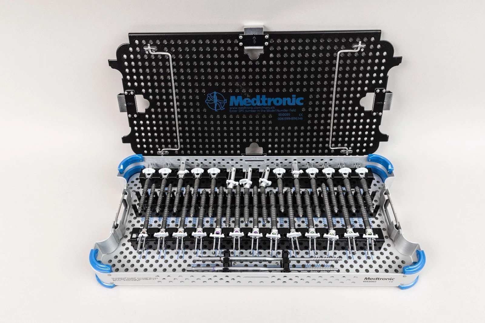 Medtronic CD Horizon Solera Voyager 5.5/6 pedicle screw set with 8.5 mm, 9.5 mm, and 10.5 mm screws, taps, and sterilization case for posterior spinal fixation.